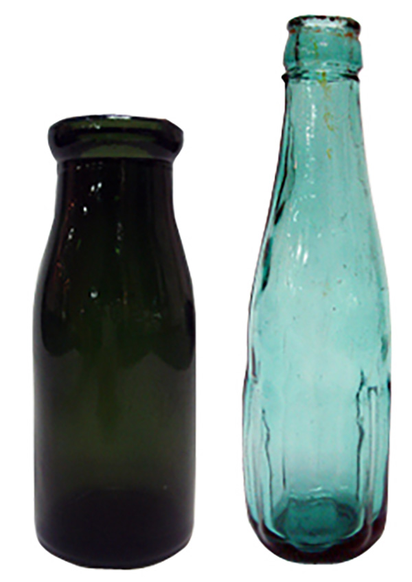 戦時体制下の有色ガラスびん（昭和時代） 左はビールびんなどを再生した「雑びん」で かなり黒い。不安だが、仕方のない時代だった。（現物は（公財）中田俊男記念財団牛乳博物館に展示されています）